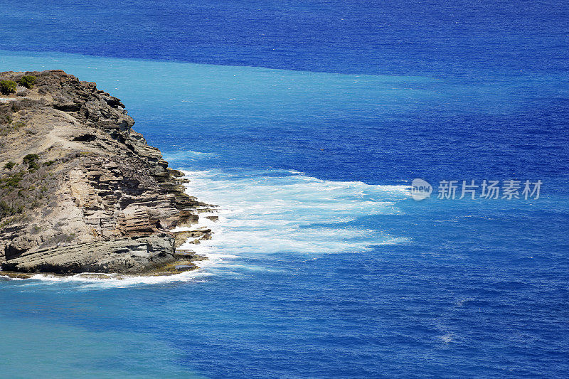 海浪袭击安提瓜多岩石的海岸线