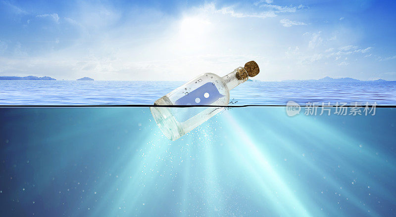 在水下裂开的瓶子里漂浮着信息