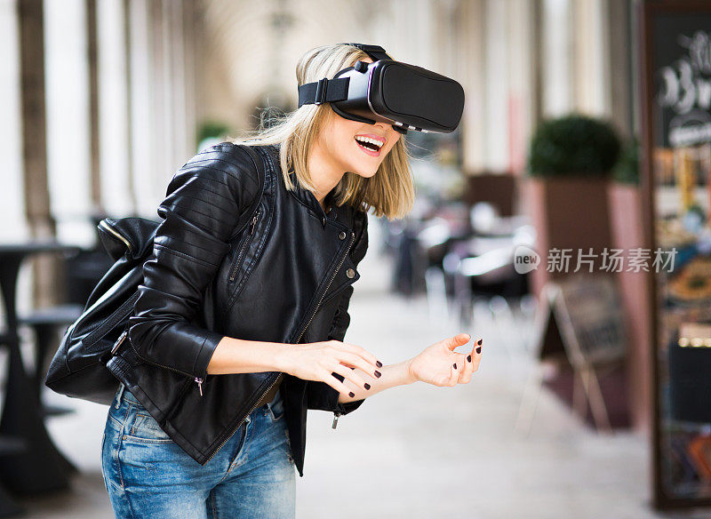 女性在街上测试虚拟现实模拟器