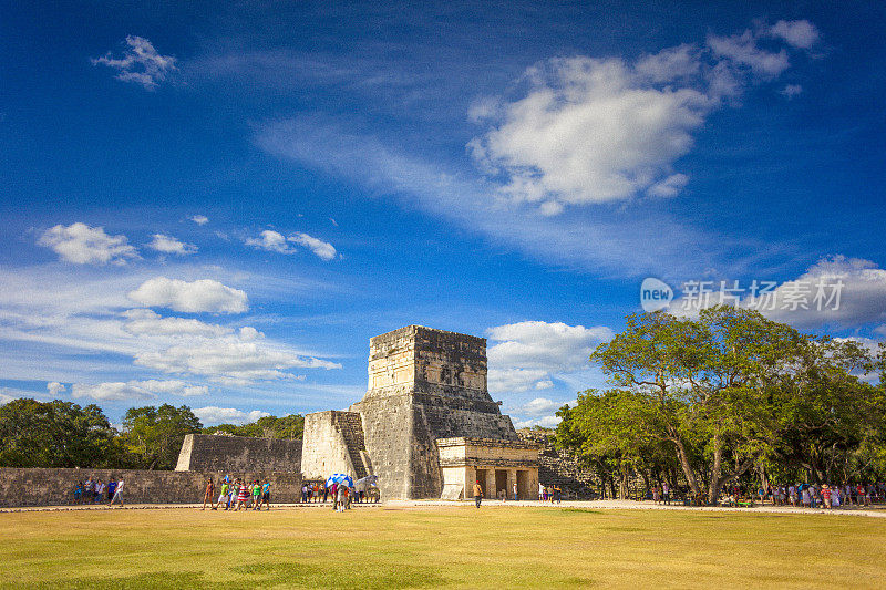 看看奇琴伊察美洲虎神庙的美丽建筑，这座前哥伦布时代的城市位于墨西哥的尤卡坦州。