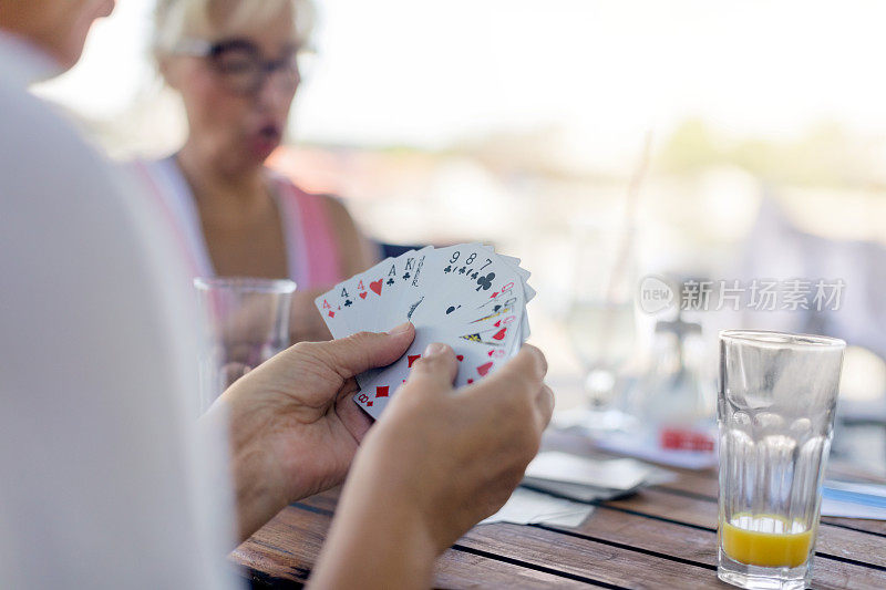 老年妇女打牌