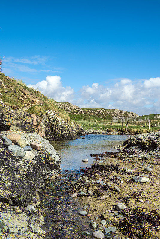 美丽的爱尔兰海岸线，在一个阳光明媚的日子，蓝天附近的戈尔韦
