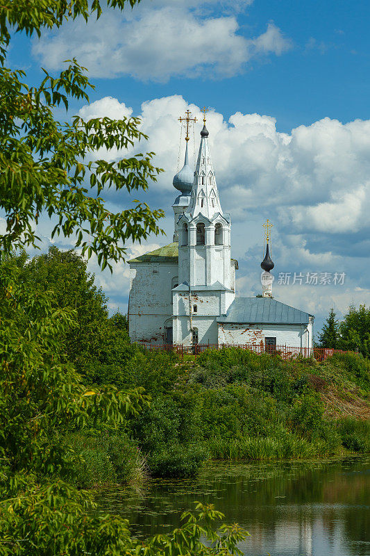 科斯马斯和达米安教堂在高山上的水在苏兹达尔俄罗斯