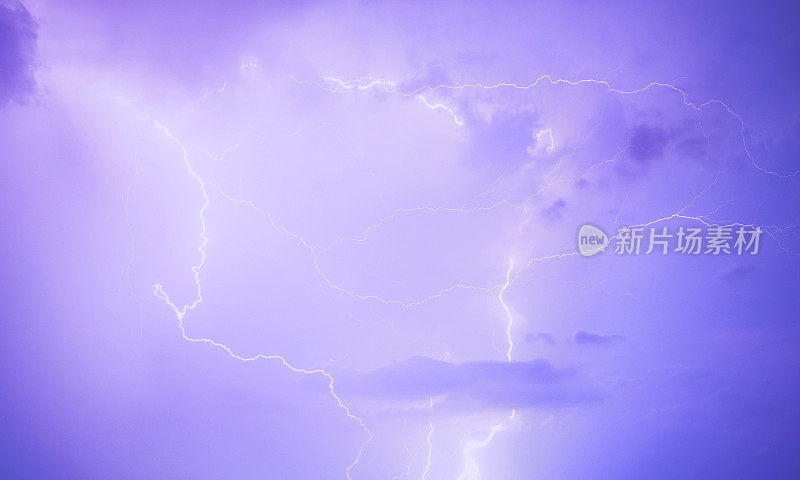 夏夜打雷、闪电、下雨