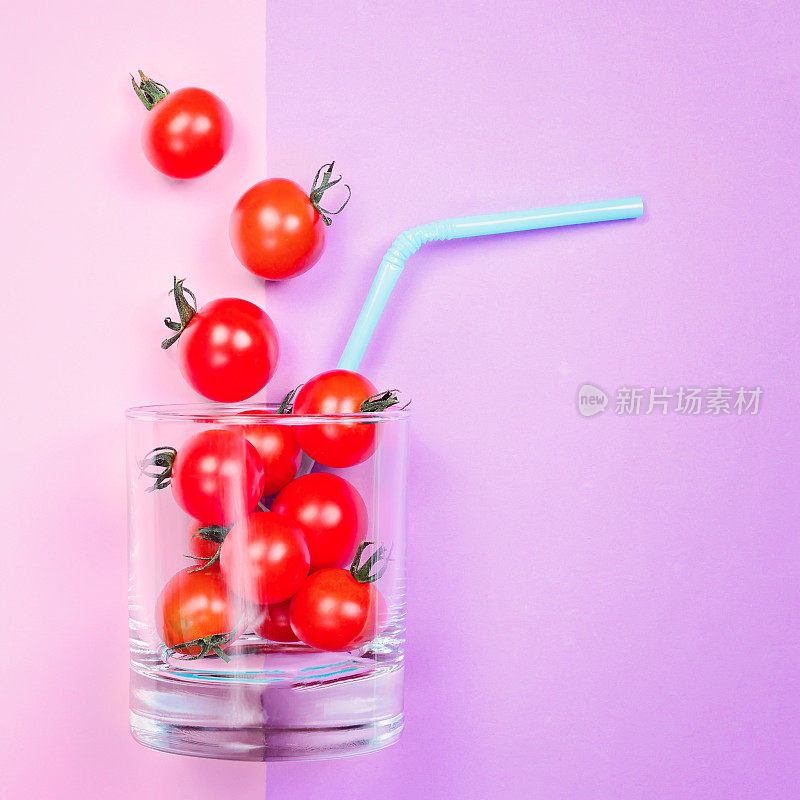 番茄汁或冰沙，樱桃番茄在饮料杯与吸管