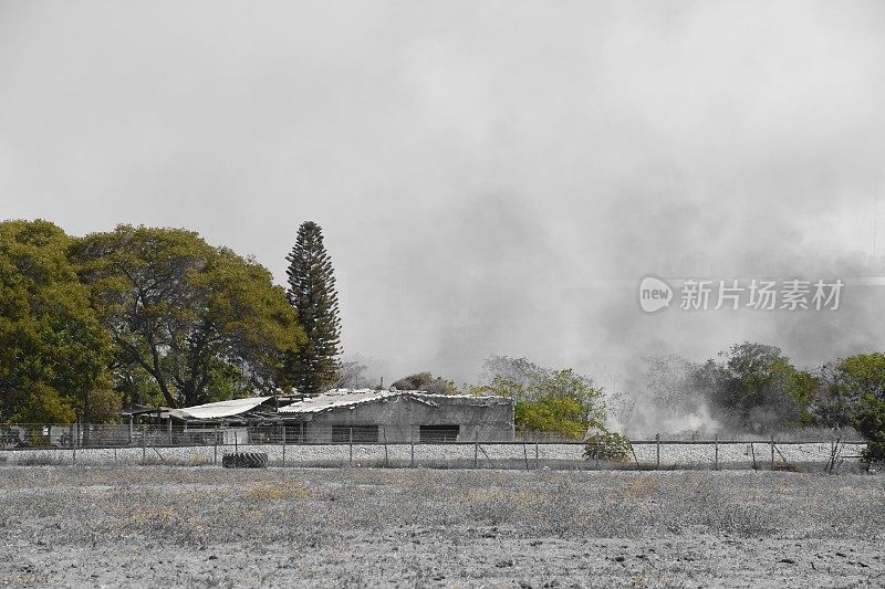 城市附近的田野着火了