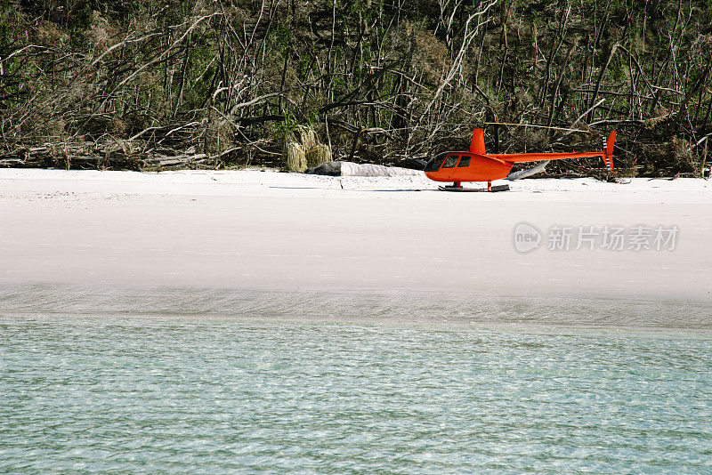 直升机停在澳大利亚的降雪节海滩上