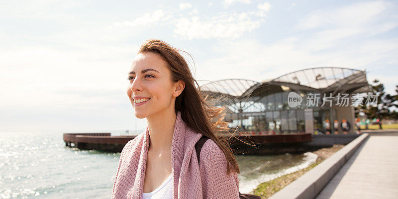 年轻女子享受吉朗夏日生活方式