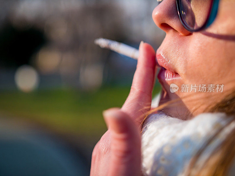 近距离微距拍摄的女孩吸烟的户外