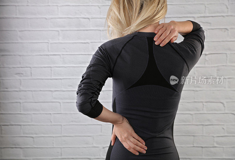 背痛的女人。运动锻炼损伤，肌肉痉挛，疼痛缓解，捏脊概念。
