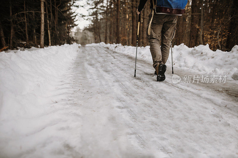 背包客徒步穿越雪道