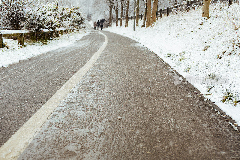 冬天的一天，兰开斯特被雪覆盖的人行道。