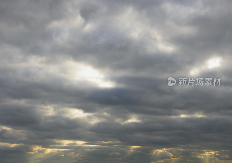 黑暗阴森的天空，明亮的阳光破片而出