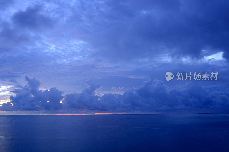 日出时大西洋上空的雷雨