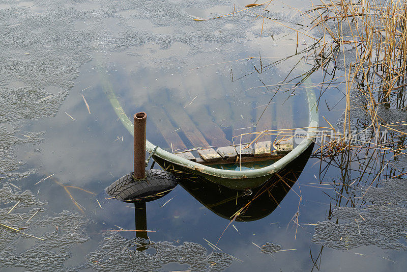 湖中沉没的划艇