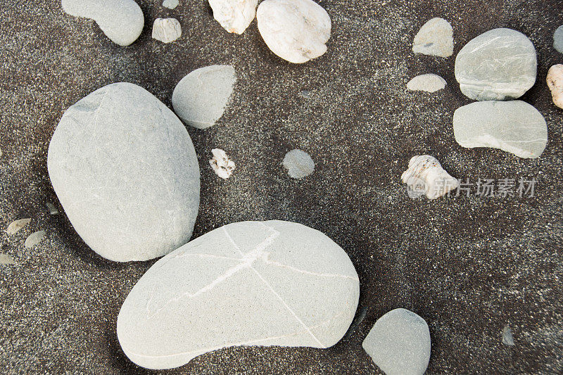 浮木和岩石沿海滩