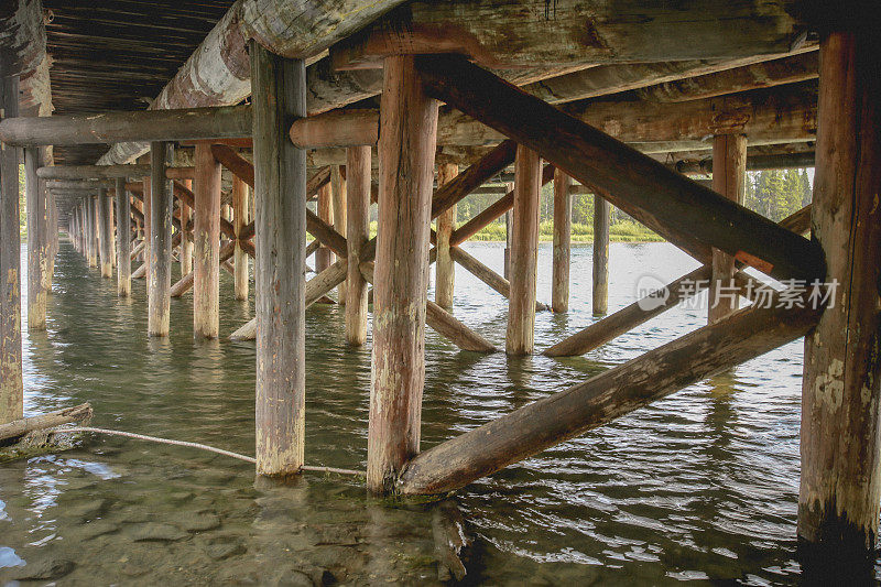 黄石湖钓鱼桥木质建筑，黄石国家公园