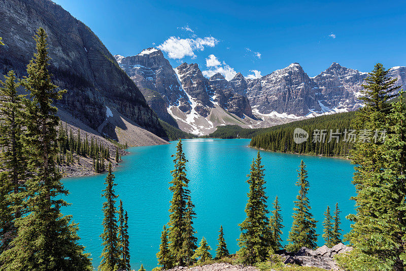 加拿大班夫国家公园，落基山脉的冰碛湖。