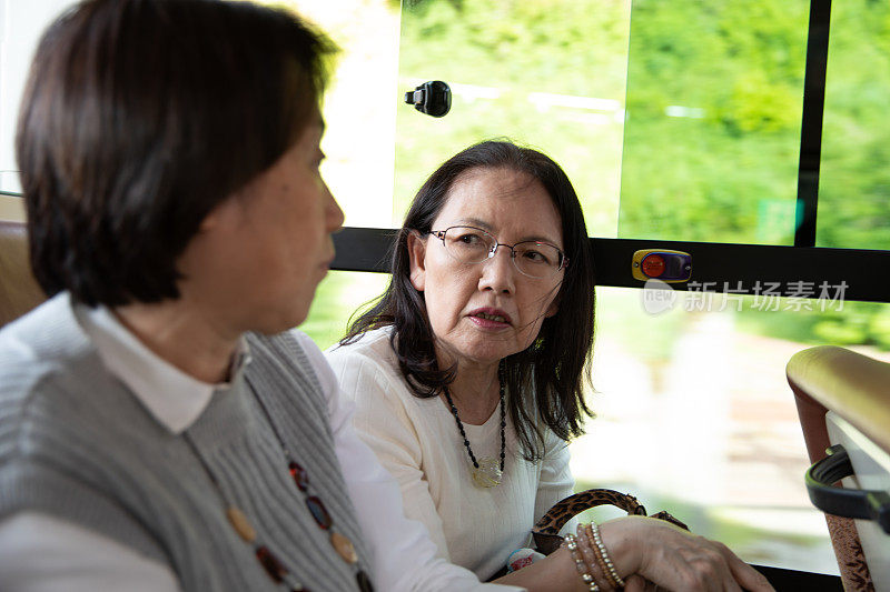 乘公共汽车旅行的老年妇女