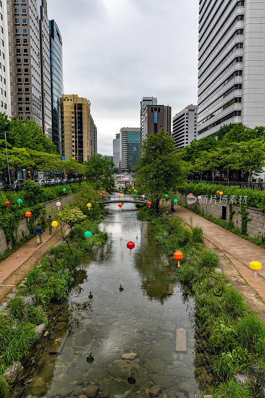 首尔市中心的清溪川溪