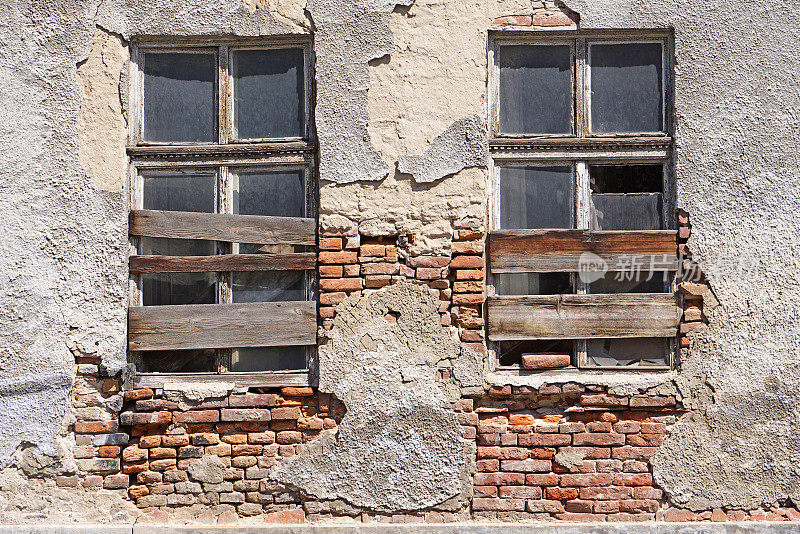 一座旧建筑的破损窗户
