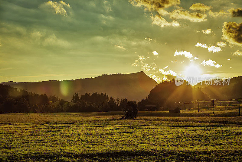 带绿色草甸的高山景观(HDRi)