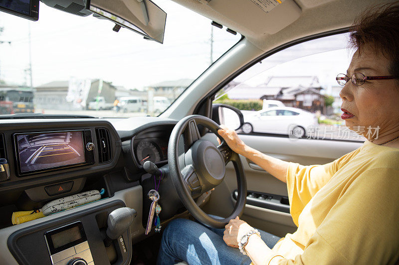 日本老年妇女开车