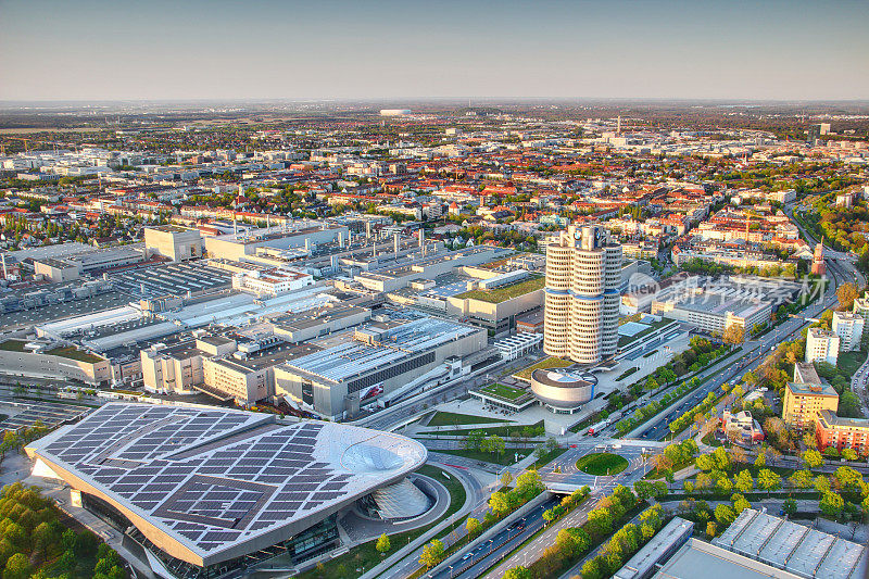 宝马汽车厂，宝马世界，宝马博物馆与Vierzylinder摩天大楼，德国汽车制造商的总部，在德国拜仁慕尼黑的Petuelring。