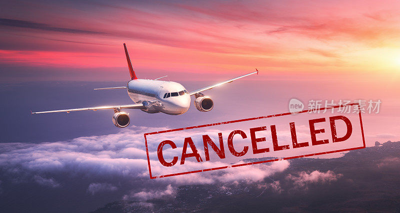 飞机和航班取消。欧洲、亚洲和美国机场的航班被取消。因冠状病毒大流行取消旅行。客运飞机飞行的背景文字。新型冠状病毒肺炎