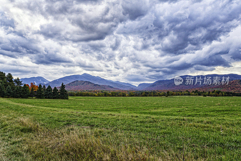 阿迪朗达克山脉草地和云景