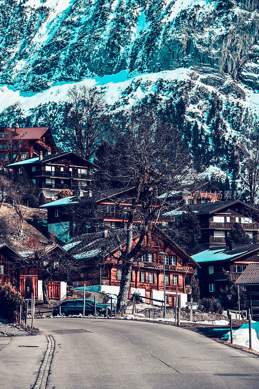 美丽宁静的格林德沃村庄在瑞士伯尔尼阿尔卑斯山下