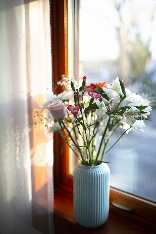窗台上的花束