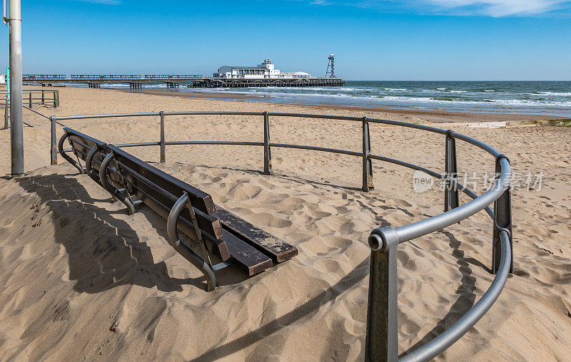 伯恩茅斯海滩上被沙子覆盖的长凳