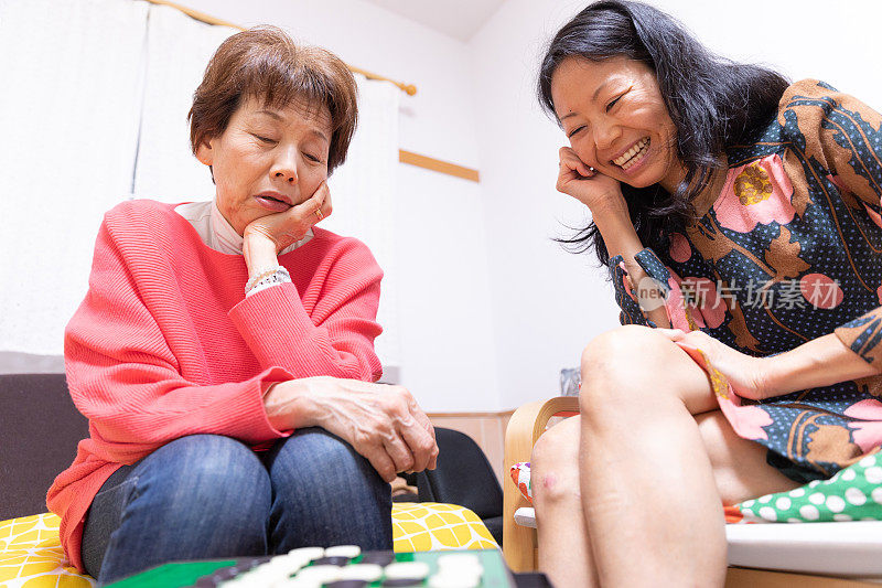 妈妈和女儿在玩棋盘游戏