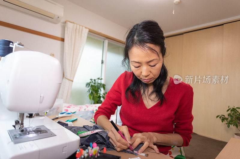 一名日本妇女在家里制作面具