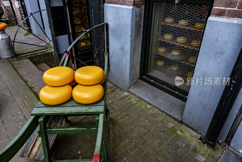阿姆斯特丹木制手推车上的荷兰奶酪