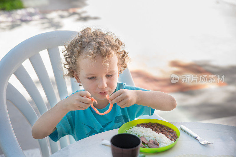 幼童在家吃番茄外卖午餐