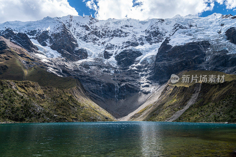 湖后面有雪山