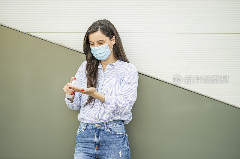 用抗菌洗手液洗手的女人