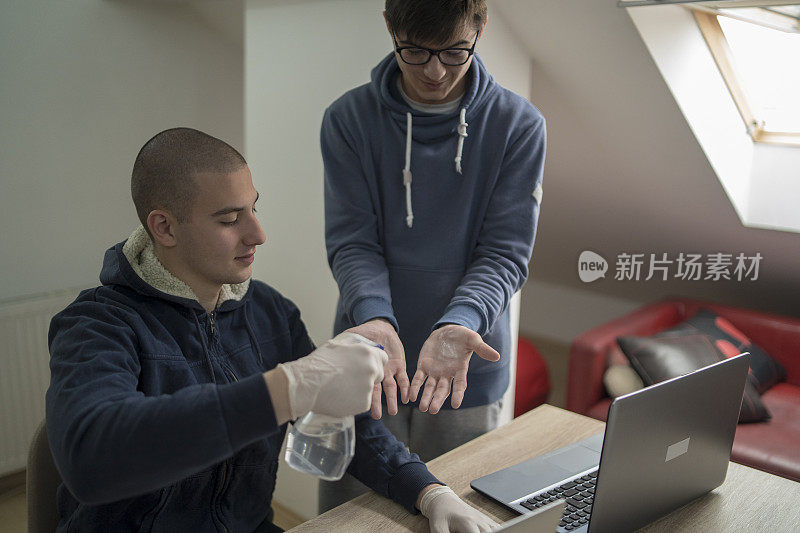 同事在工作前消毒双手，以防止冠状病毒的传播