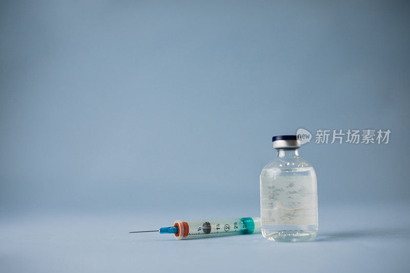 单瓶透明药品或疫苗注射与复印空间