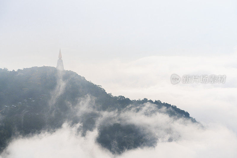 泰国碧差汶洛美高区福都柏克山和雾的清晨。