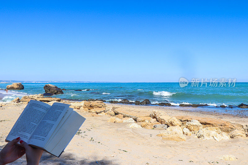 在海边看书，在海浪声中看书