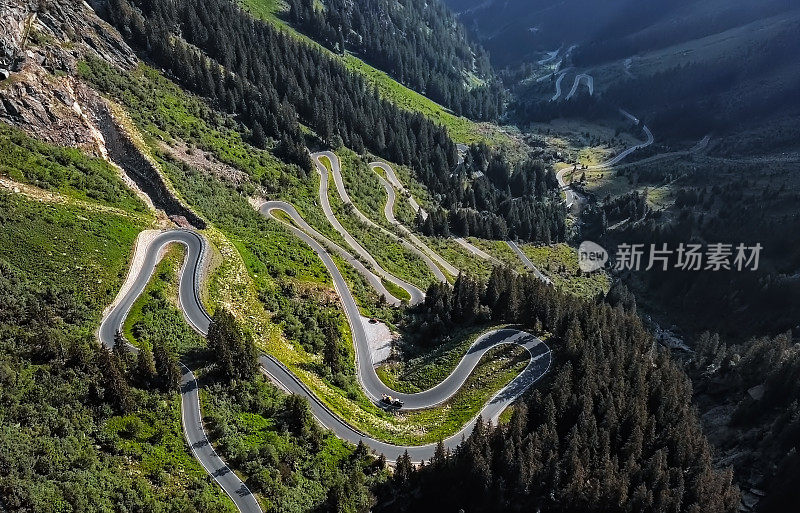 奥地利Vorarlberg的Silvretta-Bielerhohe高山公路的发夹弯架空鸟瞰图。