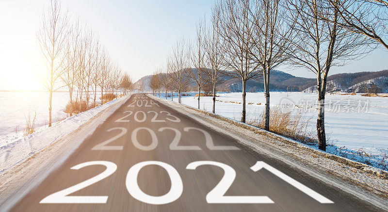 2021年至2025年的模糊运动冬季道路