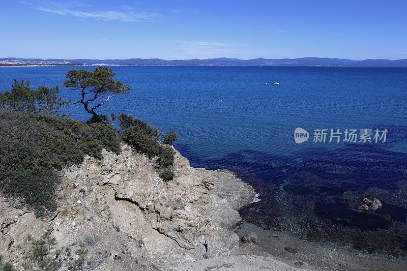 岩石地中海海岸线