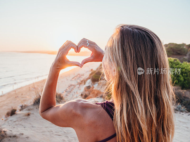 女人让心在悬崖葡萄牙，海景