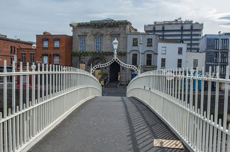 爱尔兰都柏林，新冠肺炎全球大流行期间，都柏林市中心一座空的哈彭尼桥。