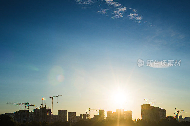 清晨建筑工地和城市天际线的剪影