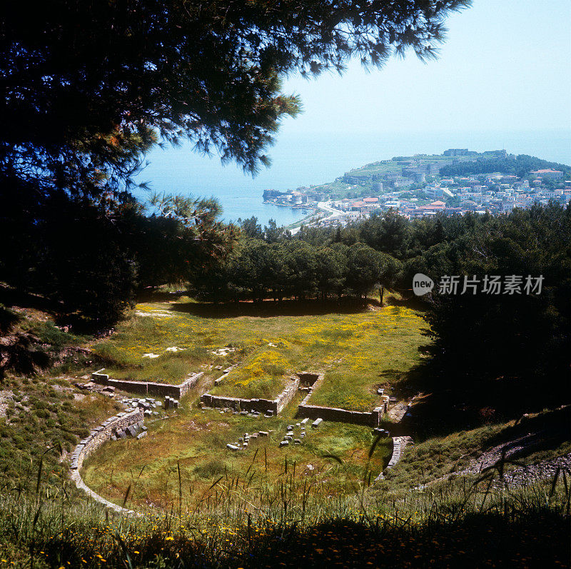 莱斯沃斯，希腊，基础墙的一个古老的房子，在背景海港